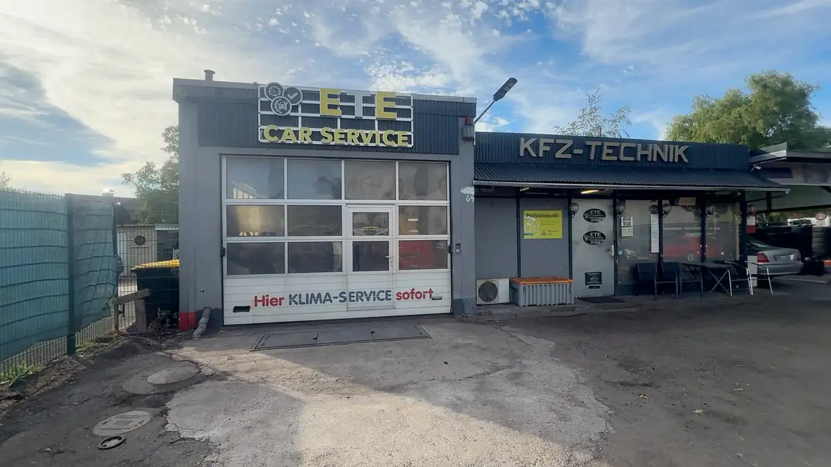 Die Werkstatt von ETE Carservice an der Stormstraße in Moers: weißes Sektionaltor mit dem Schriftzug ETE Car Service, daneben der Eingang unter dem Schild KFZ-Technik